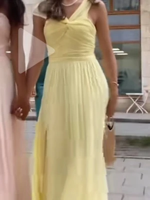 Intressekoll!! - Elegant ljusgul långklänning med omlottdetalj vid bysten och slits på sidan. Klänningen har ett axelbandslöst snitt på ena axeln och smal passform upptill. Perfekt för sommarens speciella tillfällen. Inte säker på om jag vill sälja men skriv om du är intresserad. Bilden är lånad!