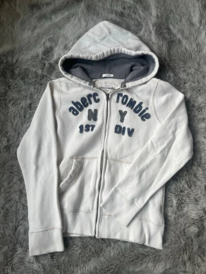 Abercrombie & Fitch hoodie - Säljer denna sällsynta och mycket eftertraktade Abercrombie & Fitch hoodie | Storlek S (barn xl, men måtten är detsamma som en S) | Skick 9/10 | Vid eventuella frågor hör gärna av dig och erbjuder bra pris vid köp av bundle 😁✅