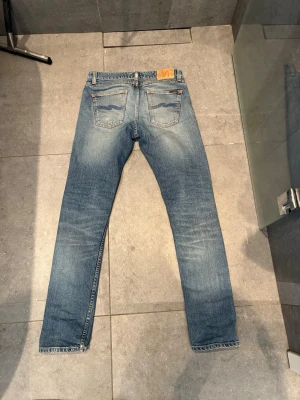 Nudie jeans  - Goa nudie jeans i storlek 28/32. Perfekt färg till sommaren, hör av er vid funderingar och kom med prisförslag!