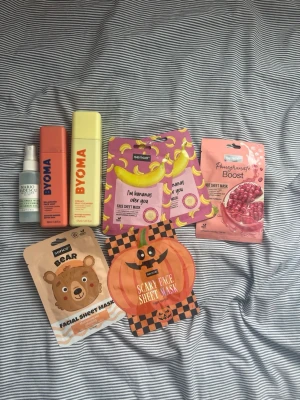 Mario Badescu ansiktsmist - Fräsch ansiktsmist från Mario Badescu i en liten sprayflaska, den är halv full. Boomas är bara använda ett fåtal gånger och ansiktsmasker oanvända 