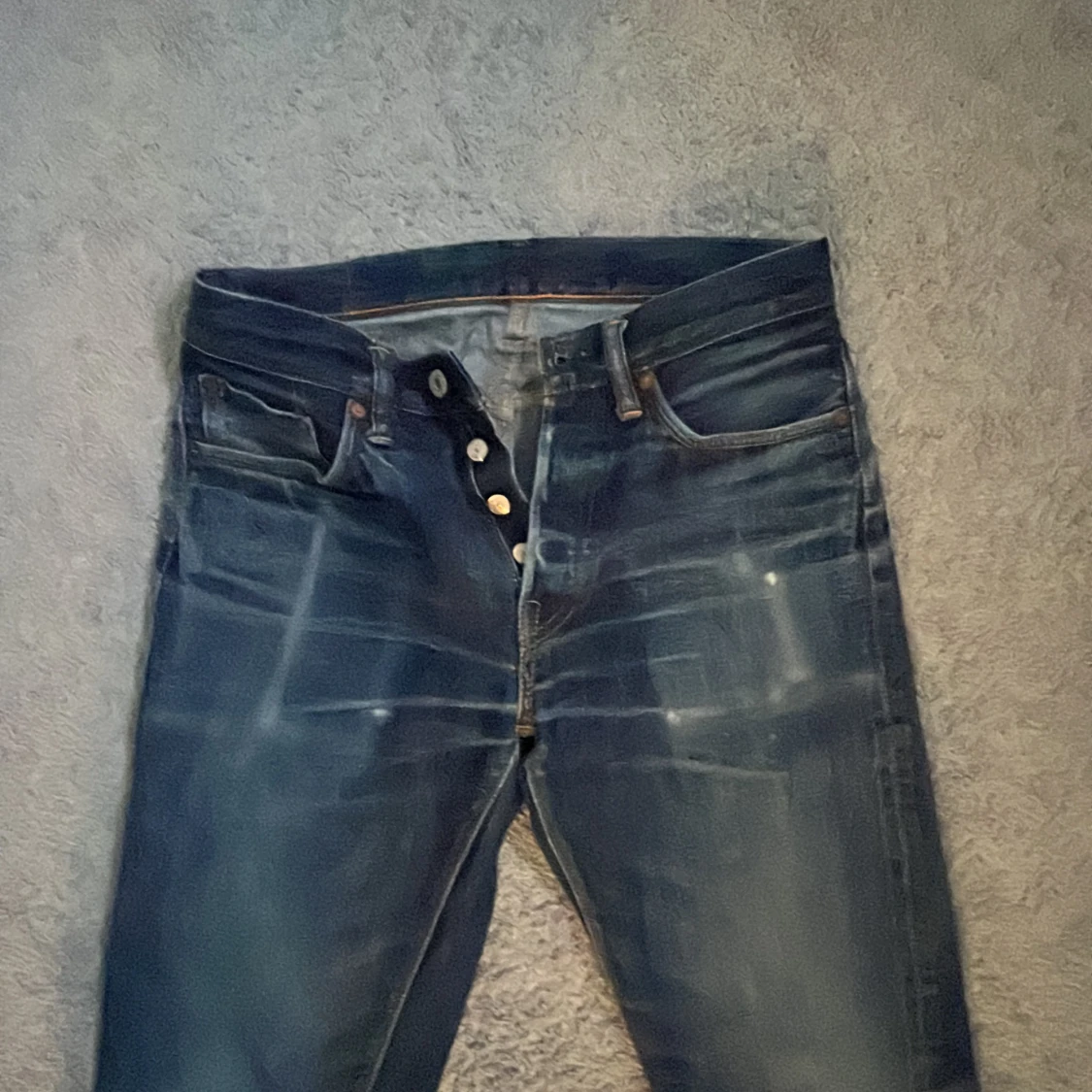 Mörkblå raka jeans med slitningar - 4