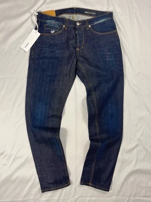 Dondup George Helt nya jeans - Dondup GeorgeFärg: Mörkblå wash | Modell: George Skinny Fit | Storlek: W36 | Skick: 10/10 | Skinny fit | Hör av dig vid frågor!