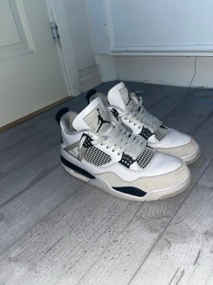 Jordan 4 - Military blacks I bra skick, jag är 99% säker på att dem är äkta dock har jag inget kvitto som kan bevisa det. Priset kan diskuteras. Ingen box följer med men jag har material som gör att skorna håller sig i god hand via frakten 