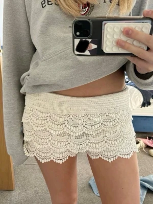 Spetsshorts - Söta trendiga creme/beiga spetsshorts. Perfekta till sommaren. Midja: 34cm rakt över (stretchiga)