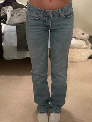 Lågmidjade jeans - Raka, lågmidjade jeans ❣️sköna