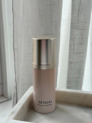 Sensai Total Lip Treatment - Säljer denna Total Lip Treatment från Sensai i full size (15 ml), nypris är 1245 kr. ”En silkeslen anti-ageing crème för läpparna och området runt omkring, som inte bara ger näring och fukt till läpparna utan går djupare än så. Reparerar torra läppar, reducerar fina linjer och rynkor samt främjar mikrocirkulationen för välmående och naturligt fylligare läppar som resultat. Formulan, som är en unik blandning av oljor med hög viskositet, är lyxigt mjuk vid beröring men har en fantastisk hållbarhet