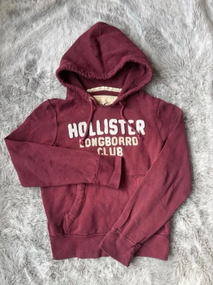 Hollister Hoodie - Säljer denna sällsynta och mycket eftertraktade Hollister hoodie | Storlek S | Mycket bra skick | Vid eventuella frågor hör gärna av dig och erbjuder bra pris vid köp av bundle 😁✅