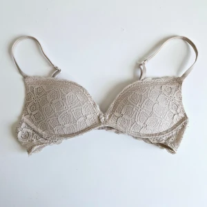 Gioia super push-up Intimissimi - Den populära Gioia-behån från Intimissimi, spetsmodell i beige 💕 Nypris 459 kr. Något urtvättad i färgen som syns på bilderna, i övrigt superfin!  Pris är självklart förhandlingsbart :)
