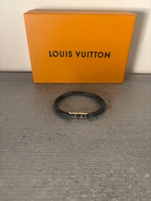 Lv armband - Box ingår och det funkar felfritt med magneten, pris går att diskutera!