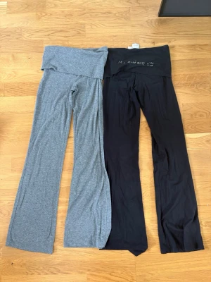Grå och svarta yoga leggings - Säljer ett par svarta och mörk gråa yoga pants från Gina tricot. Båda är i storlek 146/152. (Båda ingår)