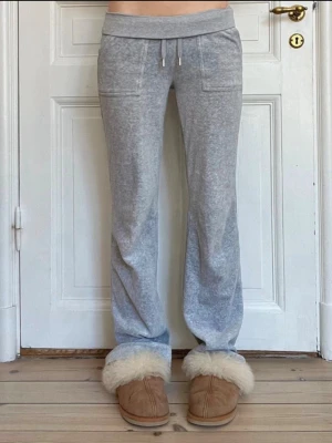 Grå mjukisbyxor Juicy Couture  - Sktsnygga mjukisbyxor i färgen grå. Säljer för att jag inte använder längre. Köpta för 1200kr. Skriv vid frågor