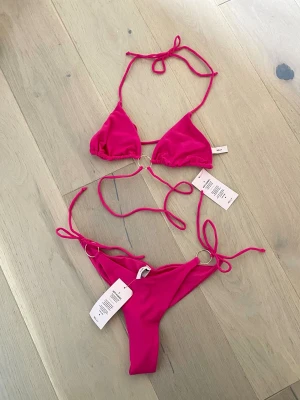 Bikini Nelly - Oanvänd bikini med lappar kvar, strl S på bägge delar🥰