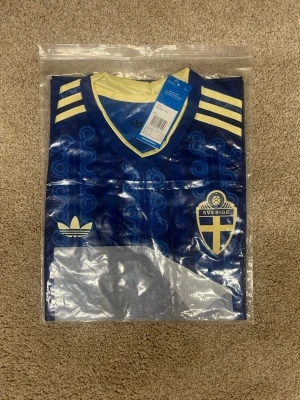 Sverigetröja Bortaställ - Helt oöppnad Sverigetröja, perfekt nu till VM i sommar!☀️🇸🇪⚽️