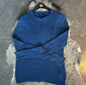 Ralph Lauren Kabelstickad Tröja - Riktigt fint skicl - Tja. Säljer nu denna sjukt snygga Kabelstickade tröjan i fint skick. Storlek XS men passar S-M. Tveka inte på att ställa frågor! 