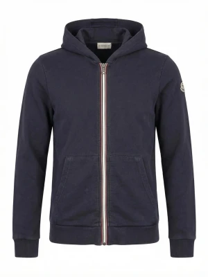 Mörkblå hoodie från Moncler - Snygg mörkblå hoodie från Moncler med dragkedja framtill och två fickor. Klassisk huva och ribbade muddar vid ärmslut och nederkant. Detaljerad med Moncler-logga på ärmen och randig dragkedja. Tillverkad i mjuk bomull för skön känsla.