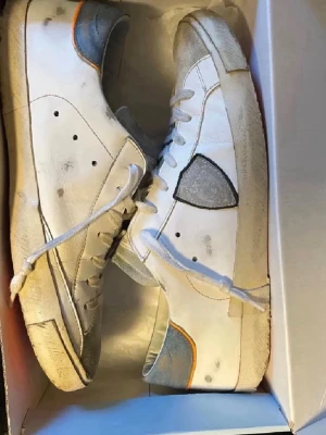 Philippe model skor  - Ett par feta Philippe model dojor säljs pga ingen användning. Hör hemskt gärna av dig vid minsta fundering eller liknande..  MVH