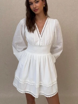 Helt ny studentklänning!!  - Prislapp kvar samt i originalspåse! Bara testad. storlek s, så fin att ha på student/midsommar. Säljer då den inte går att returnera längre :)