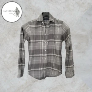 Polo Ralph Lauren flanellskjorta XS  - Grå Polo Ralph Lauren flanellskjorta i storlek XS. Lätt vikt och bekväm modell som passar perfekt till sommaren. Skick 10/10 inga defekter, som ny. Hör av dig för mått! ~ Nypris cirka 1 500–2 200 kr | Mitt pris 399 kr. Alla följare får rabatt – följ!