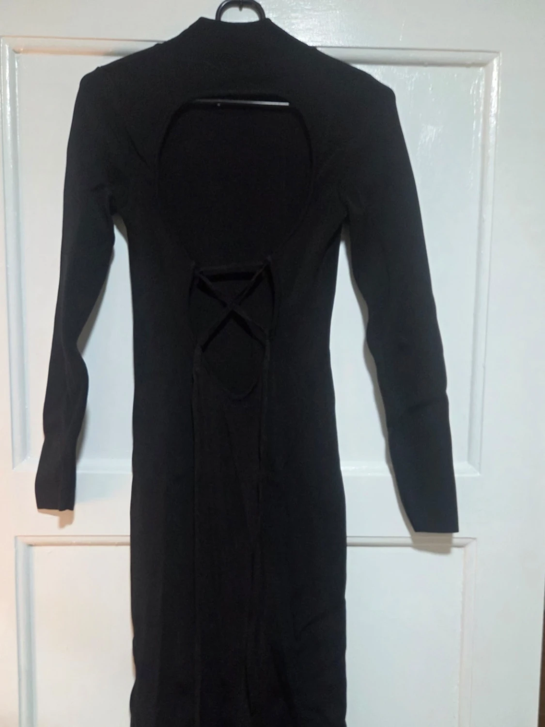 Svart långärmad midiklänning med öppen rygg - 3