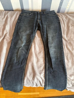 Mörkblå straight fit jeans - Snygga mörkblå jeans i storlek 33-34 med fin tvätt och klassisk femficksdesign. Jeansen har normal midja och raka ben som blir vidare nedtill. Perfekta för en avslappnad och trendig look. Materialet är mjukt denim i bomull. Priset går att diskutera!