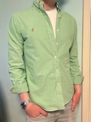 Grön Ralph Lauren skjorta – M Slim Fit - Säljer denna stilrena och snygga gröna Ralph Lauren skjorta. Skjortan är i mycket bra skick. Modellen är M slim fit.  Har du några frågor? Tveka inte att höra av dig. Allt gott från Deluxe garderoben ⭐️