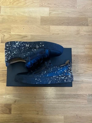 Guiseppe Zanotti Frankie Spray - Säljer ett par Guiseppe Zanotti pågrund av för stor storlek. Stk 43 passar 43,5 ish. Skorna använda mindre än 5 gånger alltså så nära nyskick man kan komma. Priset är absolut diskutabelt vid snabb affär.