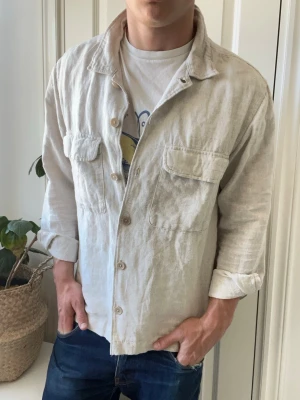 Selected line overshirt  - Selected line overshirt, stor på modellen. Inga defekter! Modellen i bilderna är 180 cm 75 kg och bär Storlek M , Kom med frågor! 🌟 (Kan gå ned i pris vid köp av paket 😉) 