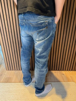 Dondup George Jeans - Skicket är 9/10! Storleken är w34 men passar s33. Modellen är 182 cm. Kontakta gärna vid frågor🙌