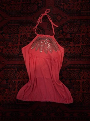 Snygg topp - As snygg topp men säljer pga att den är för stor på mig. 