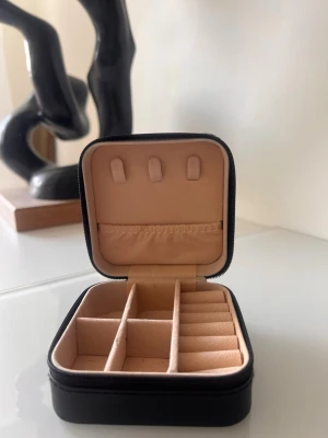 Svart mini smyckeskrin - En mini smyckeskrin i svart läder💗