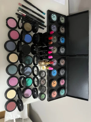 Make Up Store ögonskuggor i olika färger - Stort set med ögonskuggor från Make Up Store i många färger som blå, rosa, lila, grön, beige och silver. Kommer i rund form med svart förpackning och två paletter. Perfekt för dig som vill experimentera med olika looks och färgkombinationer.
