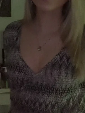 Mönstrad blus med v-ringning - Säljer en snygg blus med svartvitt mönster och v-ringad hals. Blusen har korta ärmar och ett lätt rynkat parti under bysten som ger en fin form. Perfekt för dig som gillar unika mönster och vill ha något som sticker ut.