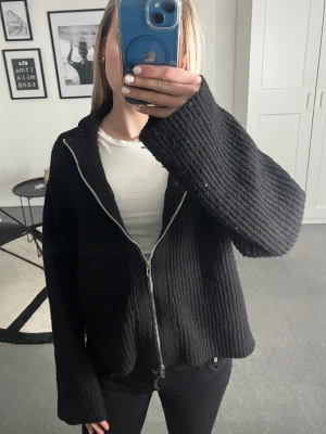 Svart kofta - Säljer en svart kofta som är använd ett få tal gånger, den har en silvrig dragkedja! Kom med prisförslag 