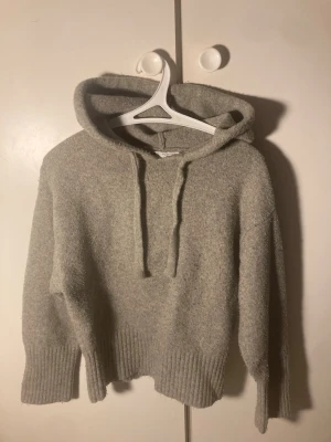 Grå stickad hoodie - Köpt från Zara. Använd flera gånger men inga tecken på större defekter eller fläckar av något slag. Skriv för frågor💞