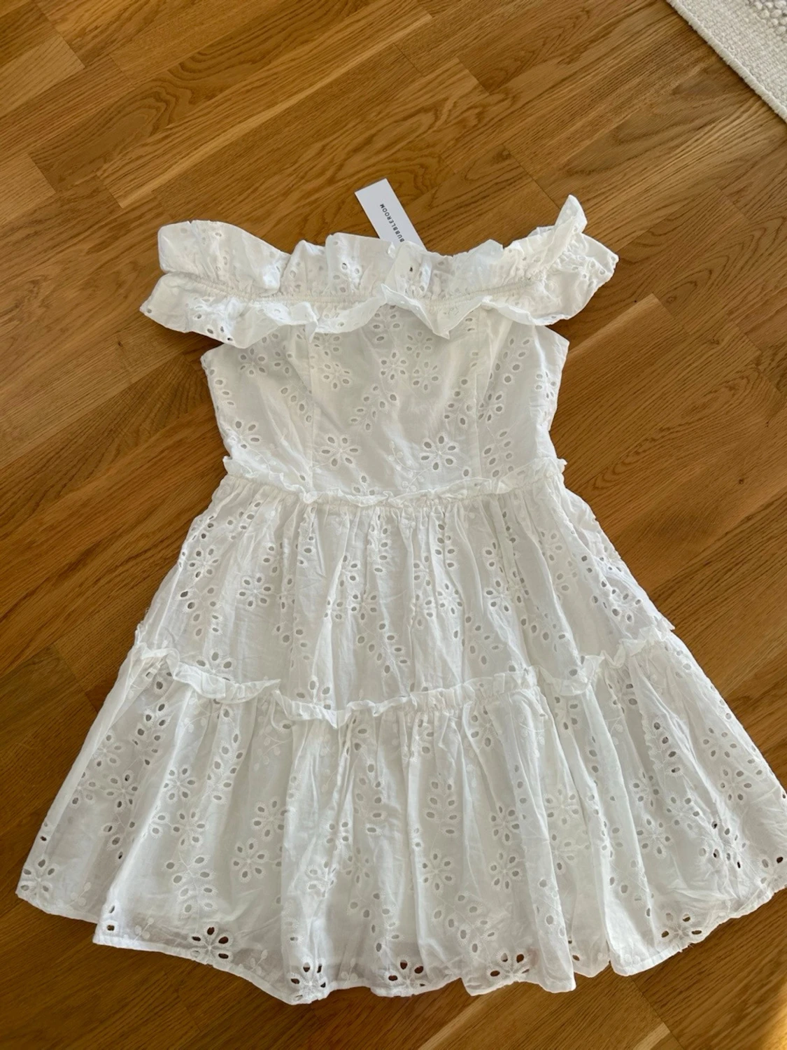  Ny Vit offshoulder klänning med volang - 1