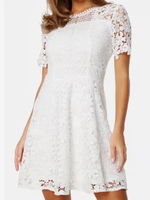 Vit spetsklänning - Superfin vit klänning i spets med korta ärmar och rund hals. Klänningen har ett vackert blommigt spetsmönster. Perfekt för studenten eller andra speciella tillfällen. Hör av er vid frågor och pris går att diskutera🤍