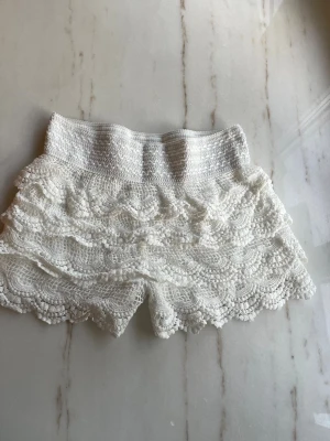 Shorts - Shorts med spets, perfekta till sommaren/våren. De är one size så passar xs-m