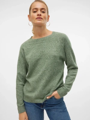 Grön stickad tröja från Vero Moda - Mysig grönmelerad stickad tröja från Vero Moda med rund halsringning och långa ärmar. Tröjan har ribbade muddar vid hals, ärmslut och nederkant. Enkel att matcha med jeans eller kjol. Köparen står för eventuell frakt.