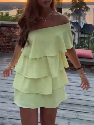 Gul volangklänning Zara - Trendig ljusgul klänning med offshoulder-design och flera lager volanger. Från Zara, använd 1 gång❤️