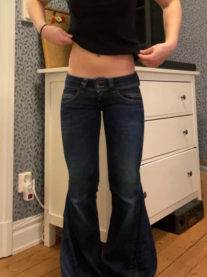 Lågmidjade bootcut jeans  - Lågmidjade jeans från pepe jeans som är omsydda till bootcut. Midjemått 36 cm och innerbenslängd 75 cm. Sälje fler liknande jeans i min profil💞💞