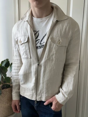 These glory days linne jacka  - These glory days linne jacka - offff vad najs. Extremt vår / somrig. Inga defekter! Modellen i bilderna är 180 cm 75 kg och bär Storlek M rekommenderas för runt den längden, Kom med frågor! 🌟 (Kan gå ned i pris vid köp av paket 😉) 