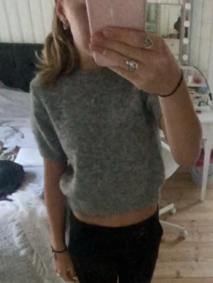 Söt stickad  - Söt stickad från Gina, knappt använd. M men som s💗