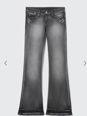 Grå bootcut jeans från Cheap Monday - Snygga grå bootcut jeans från Cheap Monday med slitna detaljer och femficksmodell. Jeansen har en cool svart och rosa logga bak i midjan och är tillverkade i stretchigt denim för skön passform. Säljer då de inte passar, använda några gånger och är lite upptrampade där bak. Skriv för fler bilder. Pris kan diskuteras