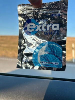 Extra White Peppermint tuggummi - Extra White Peppermint tuggummi från Wrigley's med smak av pepparmint. Förpackningen är silverfärgad med blå detaljer och innehåller tuggummin i tablettform. Perfekt för fräsch andedräkt och innehåller xylitol.