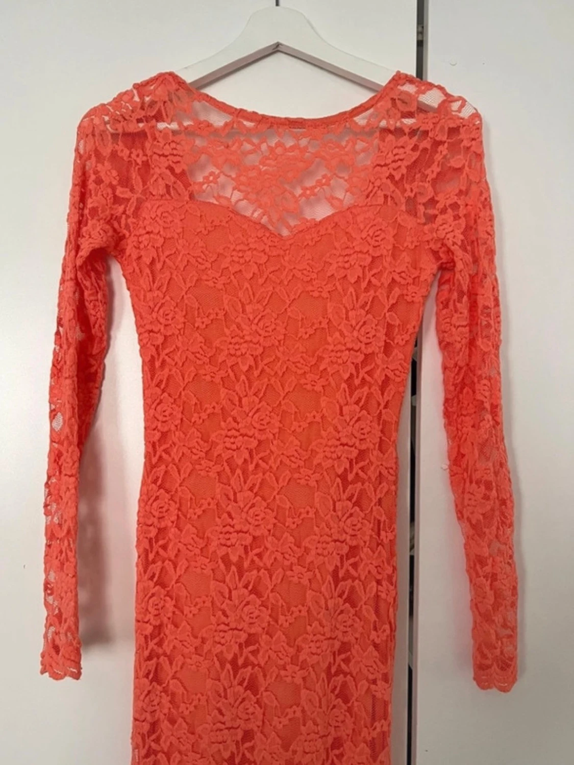 Lång korallfärgad spetsklänning - 1