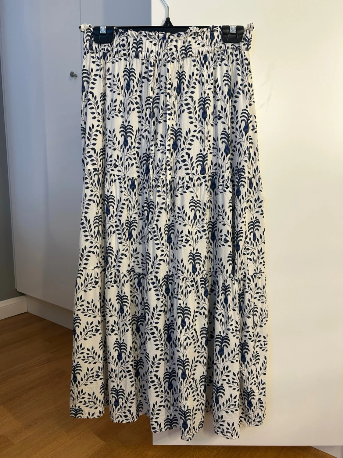 Vit långkjol med blått blommönster - 1