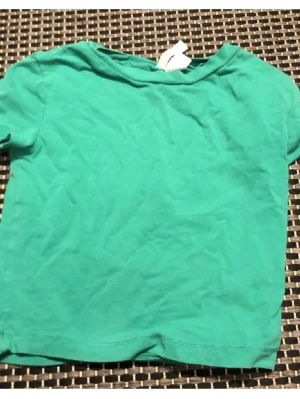 Grön basic t-shirt i bomull - En enkel grön t-shirt i mjuk bomull. Klassisk passform med rund hals och korta ärmar. Perfekt till jeans eller shorts för en avslappnad look.