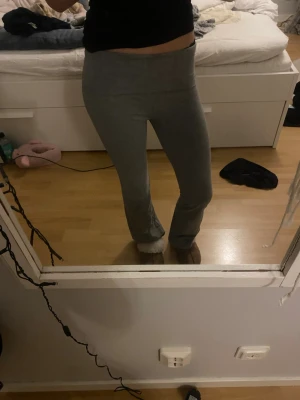Grå yogapants med stjärna där bak - Säljer ett par grå yogapants med låg midja och tight passform. De är stretchiga och mjuka, perfekta för en chill och avslappnad stil. Passar till både oversized tröjor och crop tops. Sitter en lite mörkare stjärna på ena sidan där bak. Storlek 146/152 men passar mig som är ca 160.