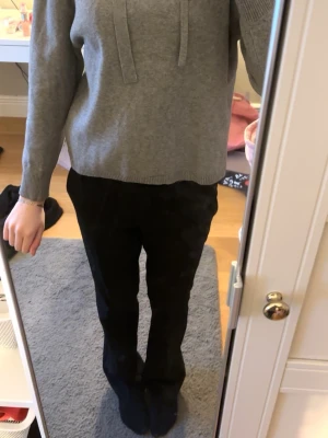 Grå stickad hoodie från Tintoretto - Säljer en stilren grå stickad hoodie från Tintoretto i storlek M. Tröjan har huva med  ribbade muddar vid ärmslut och nederkant. Perfekt för en avslappnad och trendig look. Säljer pga den bara ligger i min garderob 💕st M men passar S.