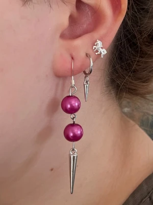 Rosa handgjorda pärlörhängen med nitar  - Jag skapar dessa örhängen av noggrant utvalda pärlhalsband från secondhand – ett medvetet val för att ge vackra material ett nytt liv.  Eftersom pärlorna är återbrukade kan små märken eller färgskiftningar förekomma på t.ex. metallen. Undvik kontakt med vatten för att bevara smyckena så fina som möjligt. Alla örhängen är handgjorda och säljs i par 💖🫶🏻⚜️